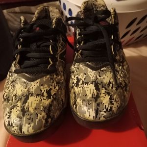 Boys used new balance brand wide baseball cleats with box. Size 4.5